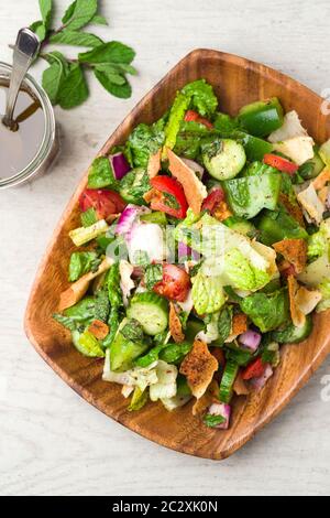 Gesunder Fattoush Salat von oben. Die Hauptzutat in diesem mittelöstlichen Gericht ist das geröstete Pitabrot, das mit gesundem Gemüse gemischt wird Stockfoto