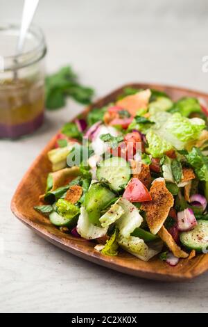 Fattoush Salat vertikale Ansicht. Die Hauptzutat in diesem mittelöstlichen Gericht ist das geröstete Pitabrot, das mit gesundem Gemüse, Kräutern, gemischt wird Stockfoto