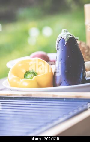 Der Grillabend: Es kann auch vegetarisch sein, mit köstlichem Gurkensalat und gegrilltem Gemüse. Stockfoto