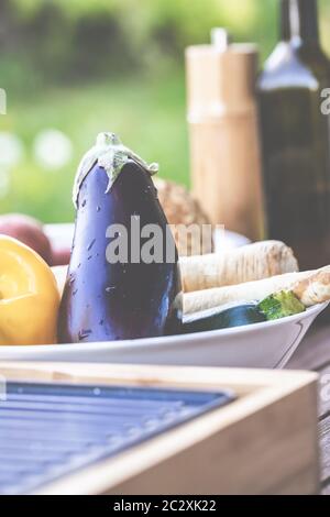 Der Grillabend: Es kann auch vegetarisch sein, mit köstlichem Gurkensalat und gegrilltem Gemüse. Stockfoto