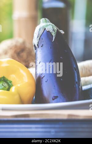 Der Grillabend: Es kann auch vegetarisch sein, mit köstlichem Gurkensalat und gegrilltem Gemüse. Stockfoto