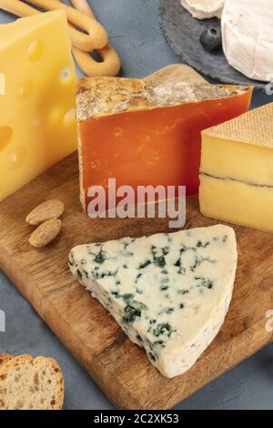 Käse fach Blauschimmelkäse, Red Leicester, Emmental, ein Close-up auf einem Holzbrett Stockfoto