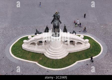 Touristen an Mathias Rex Statue in Cluj-Napoca, Rumänien. Reisende mit Gepäck an Matei Corvin Statue in Cluj-Napoca Stadtzentrum Stockfoto