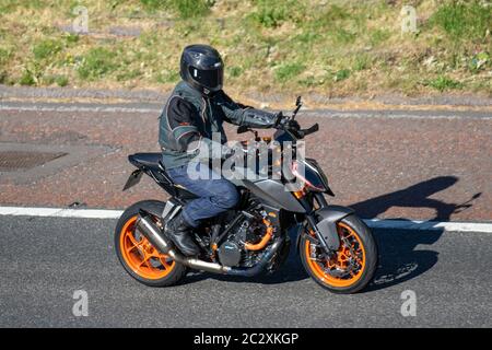 KTM Racing Motorrad Fahrer; Zweirad Transport, Motorräder, Fahrzeug, Straßen, Motorräder, Motorrad Fahrer fahren in Chorley, Großbritannien Stockfoto