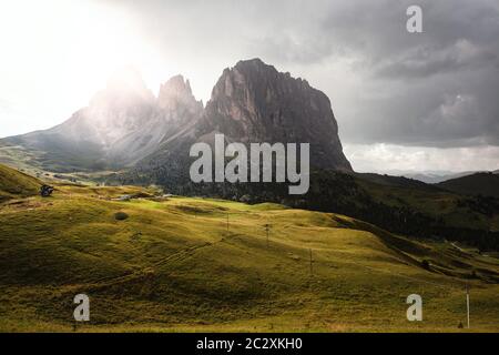 Berühmte Bergaussicht vom Wandern die Seceda-Wege in den Dolomiten in Norditalien während der Goldenen Stunde des Sonnenuntergangs Stockfoto
