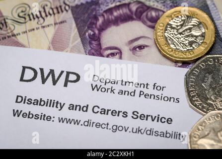 DWP Department for Work and Pensions Brief mit UK Währung Stockfoto