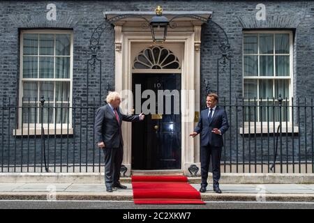 Premierminister Boris Johnson begrüßt den französischen Präsidenten Emmanuel Macron in London während seines Besuchs in Großbritannien in der Downing Street. Stockfoto