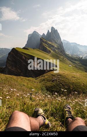 Wandern entlang der berühmten Green und Rocky Seceda Ridge in den Dolomiten von Norditalien. Beliebtes Reiseziel Stockfoto