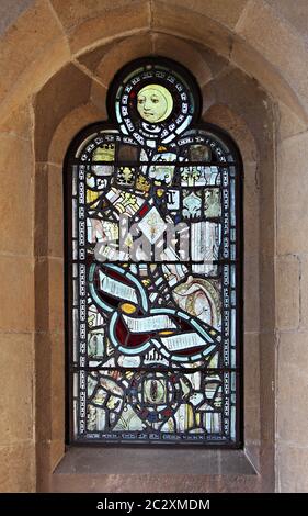 Fenster aus Bruchstücken mittelalterlicher Glasmalereien, die im 19. Jahrhundert restauriert wurden, Kirche St. Mary, Burnham Deepdale, Norfolk Stockfoto