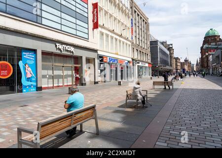 Blick auf geschlossene Geschäfte und wenige Menschen auf der Argyle Street im Stadtzentrum von Glasgow während der covid-19-Sperre, Schottland, Großbritannien Stockfoto