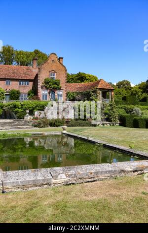 Das atemberaubende Port Lympne Mansion Hotel und die terrassenförmig angelegten Gärten, Kent, England. Aspinall Port Lympne Tierreservat, Wild Animal Park Stockfoto