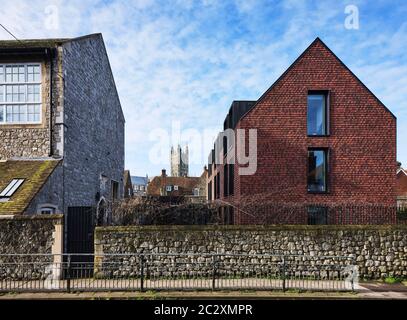 Blick auf die Außenmauer, das Gebäude und die Kathedrale von Canterbury. Kingsdown House, King's Canterbury, Canterbury, Großbritannien. Architekt: Walters und Stockfoto