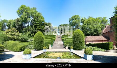 Das atemberaubende Port Lympne Mansion Hotel und die terrassenförmig angelegten Gärten, Kent, England. Aspinall Port Lympne Tierreservat, Wild Animal Park Stockfoto