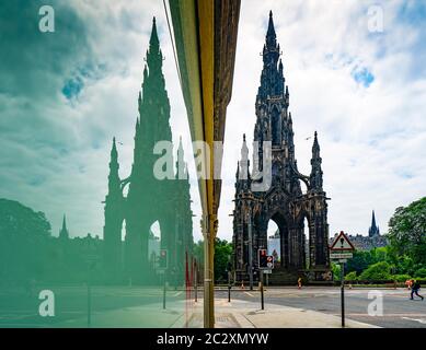 Scott Monument und eine leere Princes Street spiegeln sich im Schaufenster während der covid-19 Lockdown, Edinburgh, Schottland, Großbritannien Stockfoto