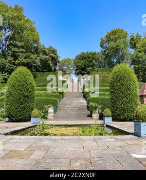 Das atemberaubende Port Lympne Mansion Hotel und die terrassenförmig angelegten Gärten, Kent, England. Aspinall Port Lympne Tierreservat, Wild Animal Park Stockfoto