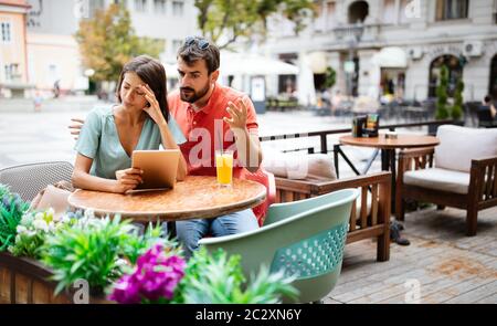 Junges Paar, das im Café streitet. Menschen, Betrug, Konflikt, Beziehungsprobleme Konzept. Stockfoto