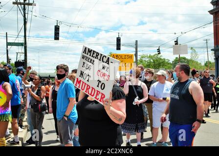 Dayton, Ohio, Vereinigte Staaten 05/30/2020 Demonstranten bei einer Kundgebung mit schwarzen Menschenleben halten Schilder und tragen Masken Stockfoto
