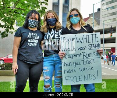 Dayton, Ohio, Vereinigte Staaten 05/30/2020 Demonstranten bei einer Kundgebung mit schwarzen Menschenleben halten Schilder und tragen Masken Stockfoto