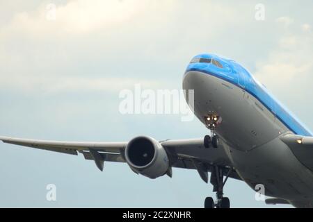 Flugzeug am Himmel über dem Kopf Stockfoto