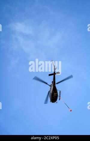 Ein Frachthubschrauber auf der Eisenbahnbaustelle KÃ¶dann Masttransport Stockfoto