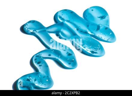 Wasserblaue Gelbälle. Polymergel. Kieselgel. Kugeln aus blauem Hydrogel. Kristall-Flüssigkugel mit Reflexion. Texturhintergrund. Stockfoto