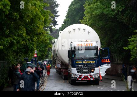 Ein leerer kolossaler ‘Air Liquide’ Sauerstofftank für medizinische Zwecke, der auf einem 50 m langen Lastwagen über vier Eichen, Sutton Coldfield, transportiert wird. Stockfoto