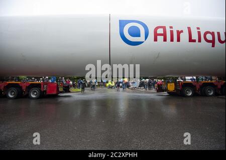 Ein leerer kolossaler ‘Air Liquide’ Sauerstofftank für medizinische Zwecke, der auf einem 50 m langen Lastwagen über vier Eichen, Sutton Coldfield, transportiert wird. Stockfoto