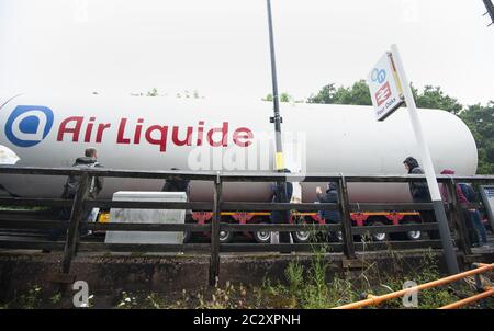 Ein leerer kolossaler ‘Air Liquide’ Sauerstofftank für medizinische Zwecke, der auf einem 50 m langen Lastwagen über vier Eichen, Sutton Coldfield, transportiert wird. Stockfoto