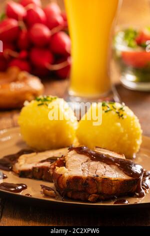 Bayerischer Schweinebraten mit Kartoffelklößen Stockfoto