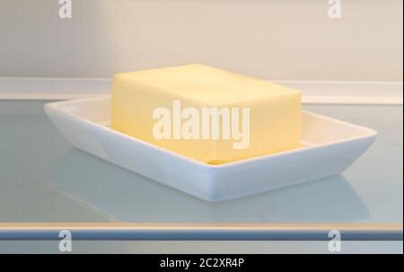 Butter in geöffneten Kühlschrank Konzept. Stockfoto