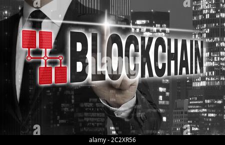 Blockchain wird durch Geschäftsmann Konzept gezeigt. Stockfoto