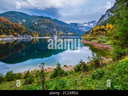 Gosauseen oder Vorderer Gosausee, Oberösterreich. Herbst Alpen Bergsee mit klarem, transparentem Wasser und Reflexionen. Stockfoto