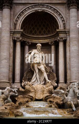 Nahaufnahme des gottes Neptun im Trevi-Brunnen in Rom, Italien Stockfoto