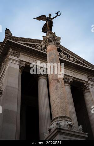 Säule vor dem monumentalen Palast, der Vittorio Emanuele II. In Rom gewidmet ist Stockfoto