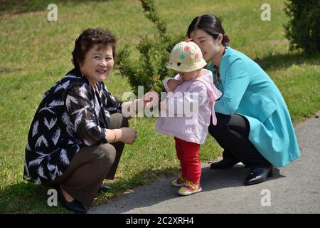 Pjöngjang, Nordkorea - 1. Mai 2019: Einheimische im Taesongsan-Jahrmarkt. Ist ein Vergnügungspark in Taesong-guyok Stockfoto