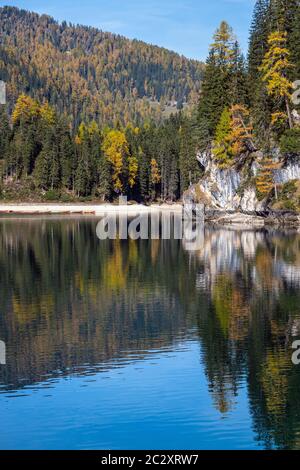 Herbst ruhiger Alpensee Pragser Wildsee oder Pragser Wildsee. Nationalpark Fanes-Sennes-Prags, Südtirol, Dolomiten Alpen, Italien, EUR Stockfoto