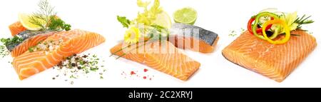 Verschiedene Lachssteaks - Rohfischfilet mit Salz, Pfeffer, Kräutern, Salat und Gemüse Stockfoto