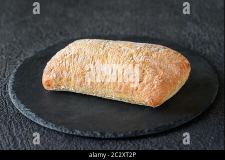 Ciabatta - italienisches Weißbrot auf dem Steinbrett Stockfoto