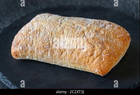 Ciabatta - italienisches Weißbrot auf dem Steinbrett Stockfoto