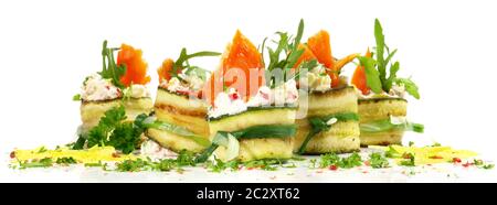 Geräucherter Lachs Finger Essen mit Gemüse und Salat isoliert auf weißem Hintergrund Stockfoto