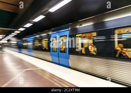 STOCKHOLM, SCHWEDEN - 22. Mai 2014.verschwommene Ansicht eines Zuges an einer U-Bahnstation, Stockholm, Schweden Stockfoto