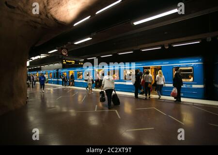 STOCKHOLM, SCHWEDEN - 22. Mai 2014.U-Bahn-Passagiere drängen sich, um ein- und Aussteigen Bahnsteig Hub der Stockholm S Stockfoto