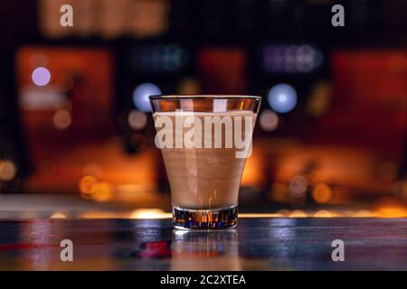 Ein Glas Tasse caffee Latte auf Theke Stockfoto