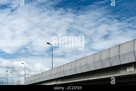 Beton Autobahn und Straßenlaterne Pol erhöht. Überführung konkrete Straße. Straße Überführung. Moderne Autobahn. Verkehrsinfrastruktur. Konkrete Brücke Stockfoto