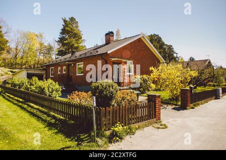 2-stöckiges rotes Backsteingebäude mit Garage Stockfoto