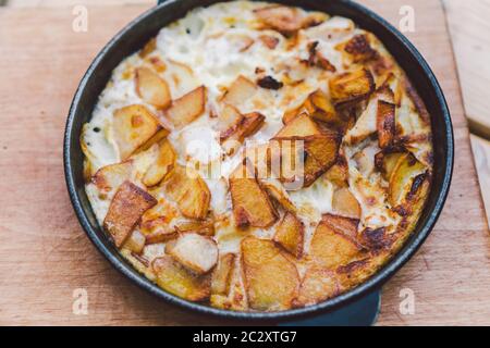 Kartoffeln, die mit Fleisch im Ofen gebacken werden. Köstliches Abendrezept. Kartoffelpudding. Gebackene Kartoffel. Rinderasserol. Kartoffelgratin. Gebacken Stockfoto