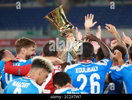 Stadio Olimpico, Rom, Italien. Juni 2020. Coppa Italia Finale, Napoli gegen Juventus; Spieler von Napoli feiern ihren Sieg Credit: Action Plus Sports/Alamy Live News Stockfoto