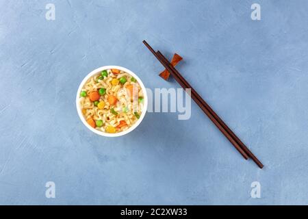 Ramen Schale, instant Soba-nudeln in einem Plastikbecher, Schuß von der Oberseite mit Stäbchen und kopieren Sie Platz, einen Flach Stockfoto