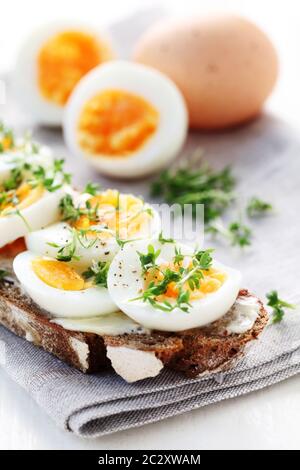 Brot Mit Eiern Stockfoto