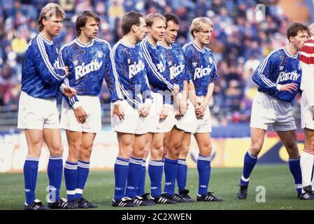 Gelsenkirchen, Deutschland. Mai 2020. Fuvuball, firo: 27.03.1993 Fuvuball, 1. Bundesliga, 1992/1993, 92/93 Rvºckrunde, 23. Spieltag, Archivbilder, Archivfoto FC Schalke 04 - VfB Stuttgart 1: 0 Schalke Mauer, von links, Ingo Anderbrvºgge, Aleksandr Borodyuk, Andreas Mvºller, Jvºrgen Luginger, Radmilo Mihajlovic, und, mit, Mike Bvºskens zur weltweiten Nutzung Quelle: dpa/Alamy Live News Stockfoto